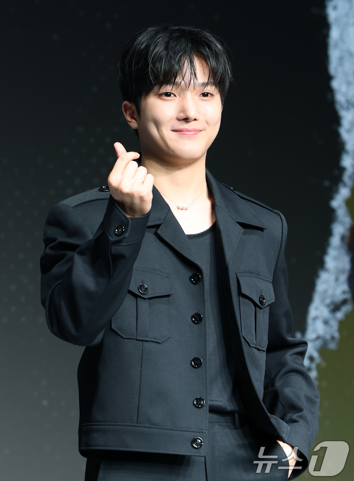 (서울=뉴스1) 권현진 기자 = 배우 유수빈이 21일 서울 마포구 호텔 나루 엠갤러리에서 진행된 넷플릭스 시리즈 '약한영웅 Class 2' 제작발표회에 참석해 포즈를 취하고 있다. …