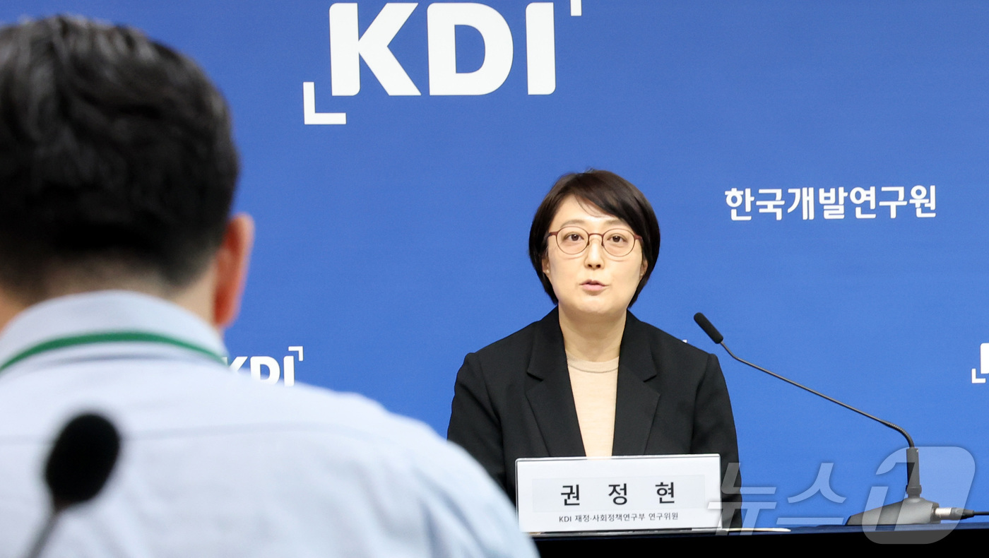 (세종=뉴스1) 김기남 기자 = 권정현 KDI 재정ㆍ사회정책연구부 연구위원이 21일 세종시 정부세종청사에서 건강보험 지출 증가 요인과 시사점에 대한 내용을 발표하고 있다.2025. …