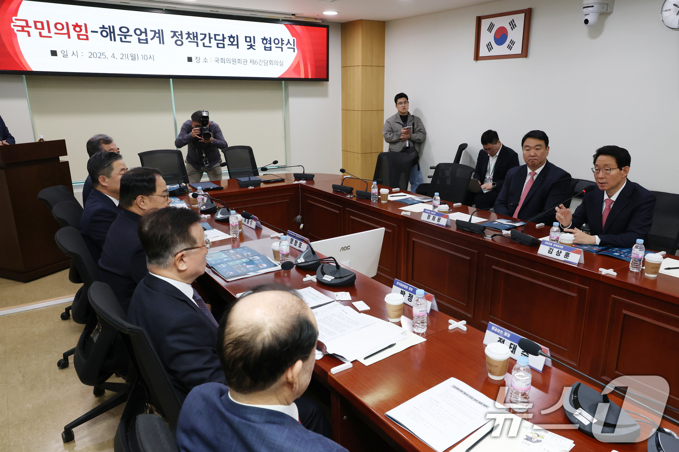 (서울=뉴스1) 이광호 기자 = 김상훈 국민의힘 정책위의장(오른쪽)이 21일 오전 서울 여의도 국회 의원회관에서 열린 국민의힘과 해운업계 정책간담회에서 발언하고 있다.  2025. …