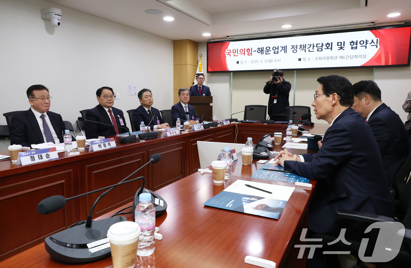 (서울=뉴스1) 이광호 기자 = 김상훈 국민의힘 정책위의장(오른쪽)이 21일 오전 서울 여의도 국회 의원회관에서 열린 국민의힘과 해운업계 정책간담회에서 발언하고 있다.  2025. …