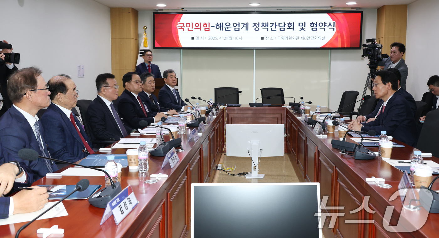 (서울=뉴스1) 이광호 기자 = 김상훈 국민의힘 정책위의장(오른쪽)이 21일 오전 서울 여의도 국회 의원회관에서 열린 국민의힘과 해운업계 정책간담회에서 발언하고 있다.  2025. …