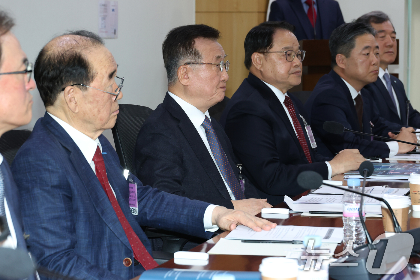 (서울=뉴스1) 이광호 기자 = 21일 오전 서울 여의도 국회 의원회관에서 열린 국민의힘과 해운업계 간담회에서 박정석 한국해운협회장(왼쪽 세번째) 등 참석자들이 김상훈 정책위의장의 …