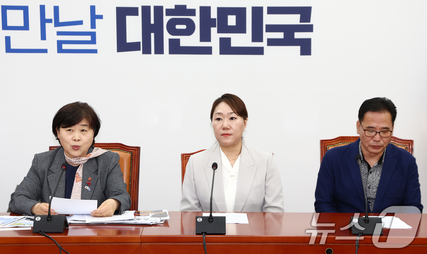 (서울=뉴스1) 김민지 기자 = 서영교 더불어민주당 명태균게이트 진상조사단장이 21일 오전 서울 여의도 국회에서 열린 '2022년 국민의힘 대구시장 경선 불법 확인(홍준표 캠프) …