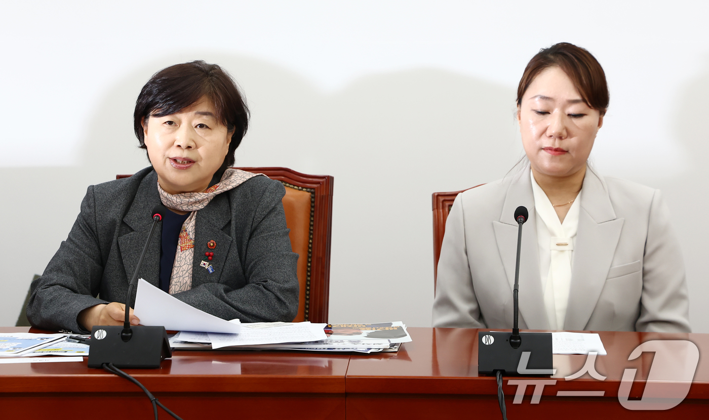 (서울=뉴스1) 김민지 기자 = 서영교 더불어민주당 명태균게이트 진상조사단장이 21일 오전 서울 여의도 국회에서 열린 '2022년 국민의힘 대구시장 경선 불법 확인(홍준표 캠프) …