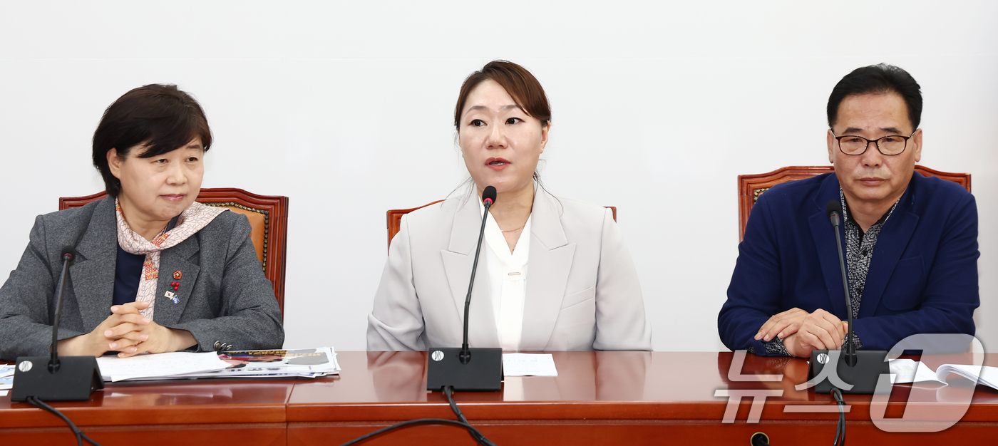 (서울=뉴스1) 김민지 기자 = 명태균 씨가 운영한 여론조사업체 미래한국연구소 부소장이자 공익제보자인 강혜경 씨가 21일 오전 서울 여의도 국회에서 열린 '2022년 국민의힘 대구 …