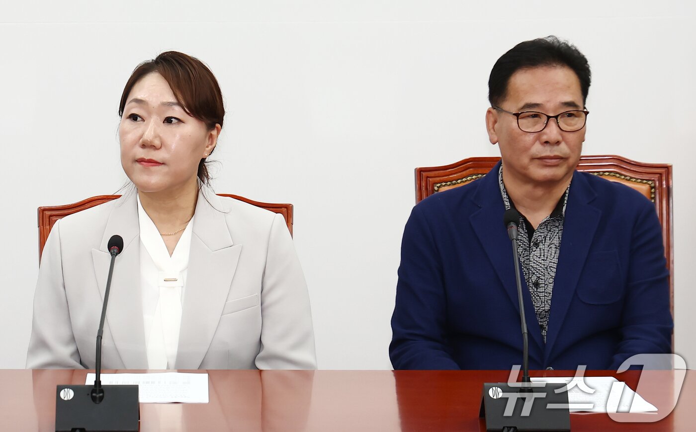 본문 이미지 - 명태균 씨가 운영한 여론조사업체 미래한국연구소 부소장이자 공익제보자인 강혜경 씨&#40;왼쪽&#41;와 김태열 전 미래한국연구소장이 21일 오전 서울 여의도 국회에서 열린 &#39;2022년 국민의힘 대구시장 경선 불법 확인&#40;홍준표 캠프&#41; 및 검찰 봐주기 수사 규탄을 위한 기자회견&#39;에 자리하고 있다. 2025.4.21/뉴스1 ⓒ News1 김민지 기자