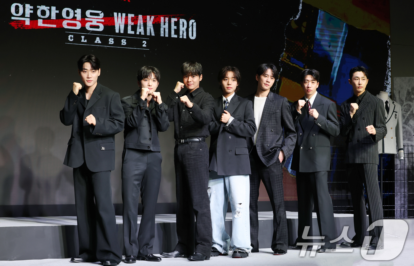 (서울=뉴스1) 권현진 기자 = 배우 이민재(왼쪽부터)와 최민영, 려운, 박지훈, 이준영, 유수빈, 배나라가 21일 서울 마포구 호텔 나루 엠갤러리에서 진행된 넷플릭스 시리즈 '약 …