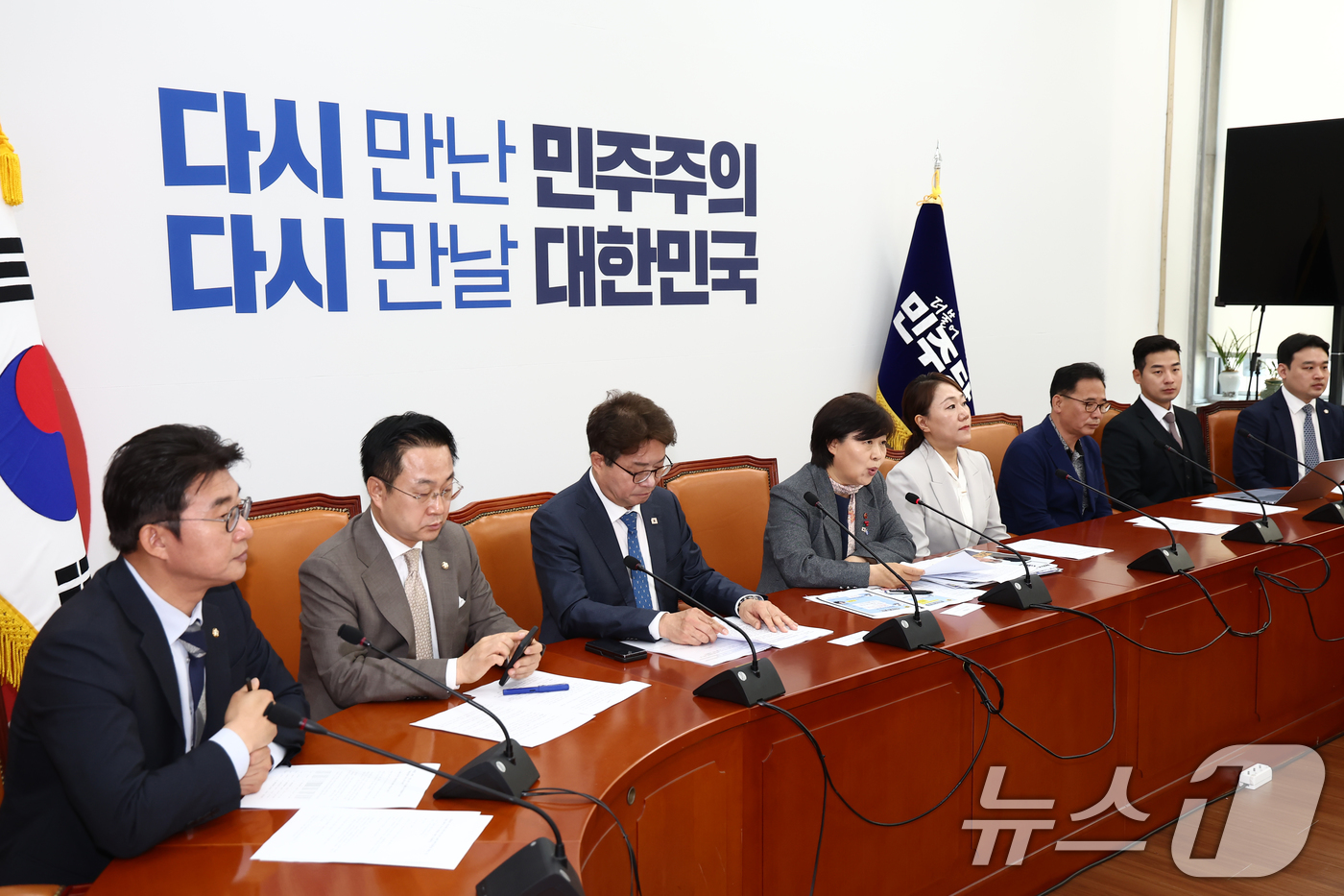 (서울=뉴스1) 김민지 기자 = 서영교 더불어민주당 명태균게이트 진상조사단장이 21일 오전 서울 여의도 국회에서 열린 '2022년 국민의힘 대구시장 경선 불법 확인(홍준표 캠프) …