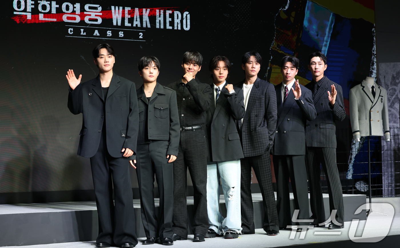 (서울=뉴스1) 권현진 기자 = 배우 이민재(왼쪽부터)와 최민영, 려운, 박지훈, 이준영, 유수빈, 배나라가 21일 서울 마포구 호텔 나루 엠갤러리에서 진행된 넷플릭스 시리즈 '약 …