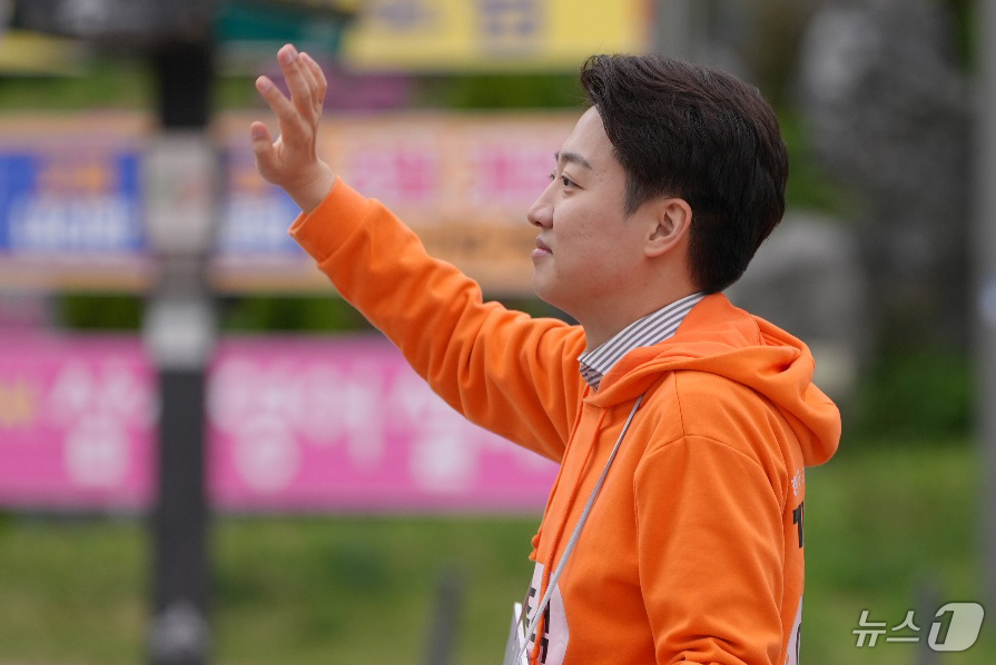 (서울=뉴스1) = 이준석 개혁신당 대선 예비후보가 21일 오전 세종시 성금교차로에서 출근길 시민들에게 인사하고 있다. (이준석 캠프 제공. 재판매 및 DB 금지) 2025.4.2 …