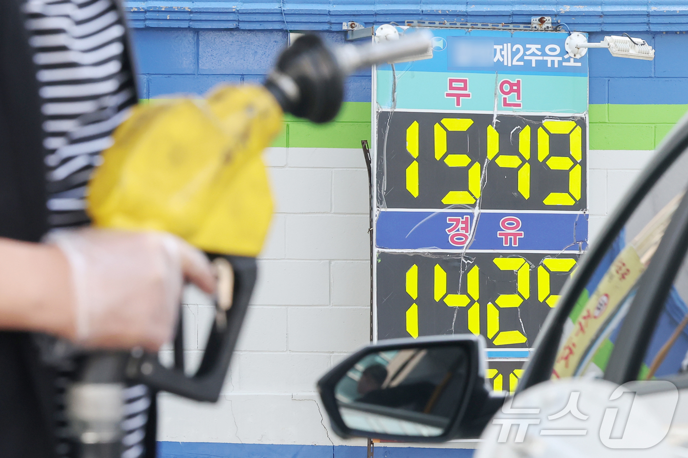 (서울=뉴스1) 민경석 기자 = 정부의 유류세 인하 조치가 이달 말로 종료되는 가운데 추가연장 가능성에 무게가 실리고 있다. 만일 유류세 인하 조치가 연장될 경우 15번째 일몰 연 …