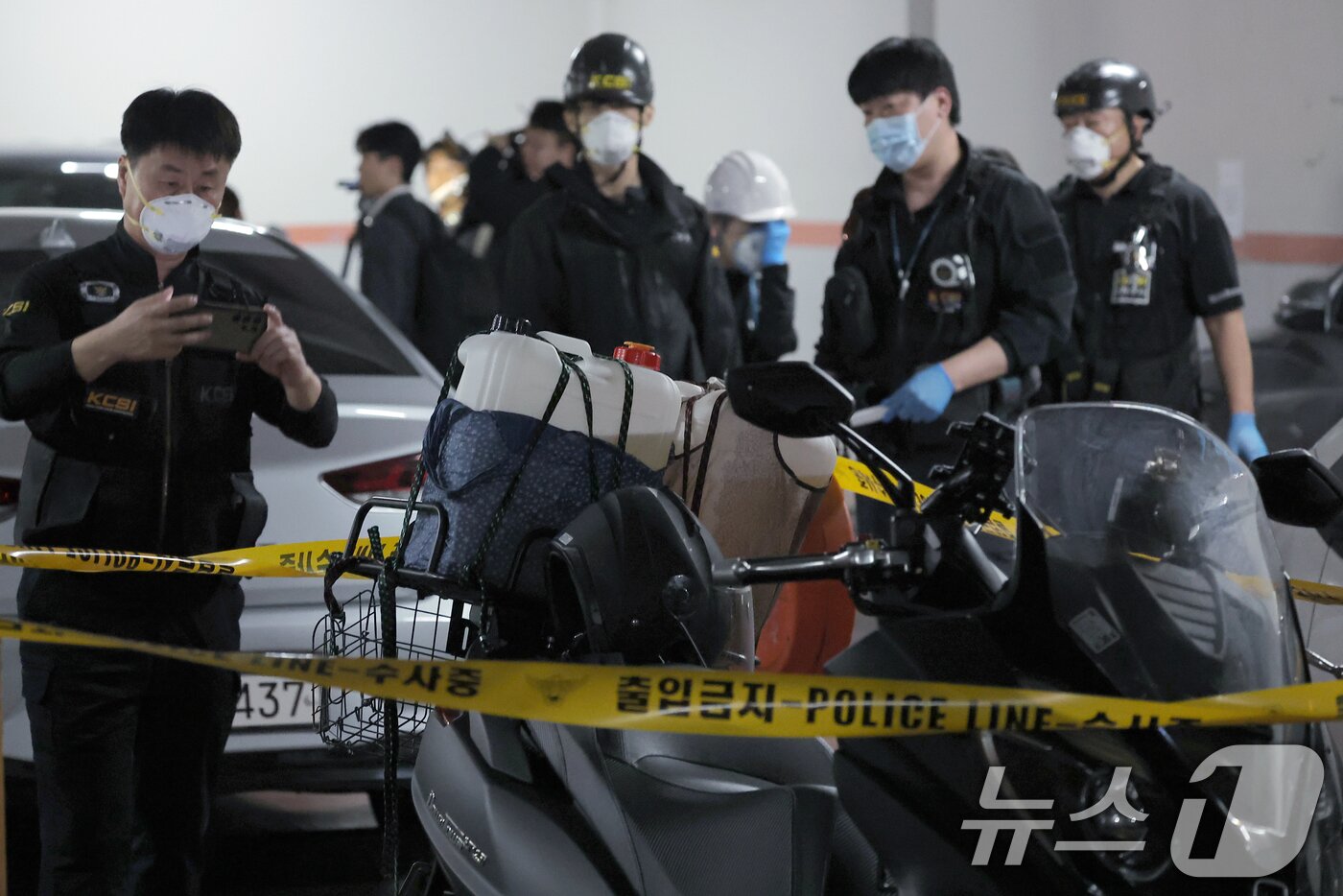 본문 이미지 - 21일 서울 관악구 봉천동의 한 아파트에서 화재가 발생, 경찰 과학수사대가 지하 주차장에서 주민 신고로 기름통이 실린 오토바이를 조사하고 있다. 2025.4.21/뉴스1 ⓒ News1 박정호 기자