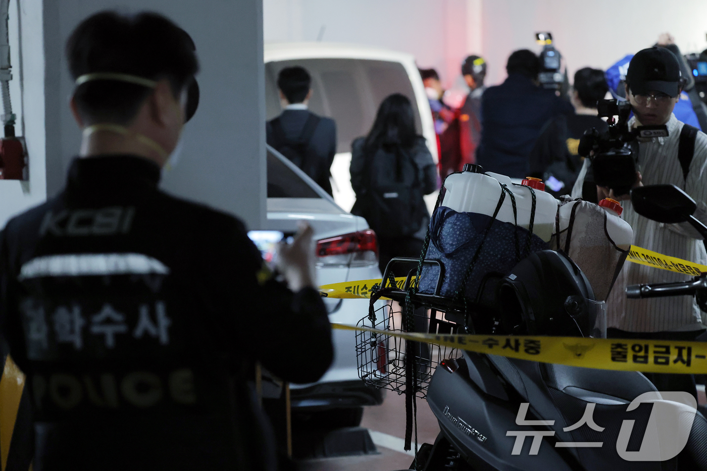 (서울=뉴스1) 박정호 기자 = 21일 서울 관악구 봉천동의 한 아파트에서 화재가 발생, 경찰 과학수사대가 지하 주차장에서 주민 신고로 기름통이 실린 오토바이를 조사하고 있다. 2 …