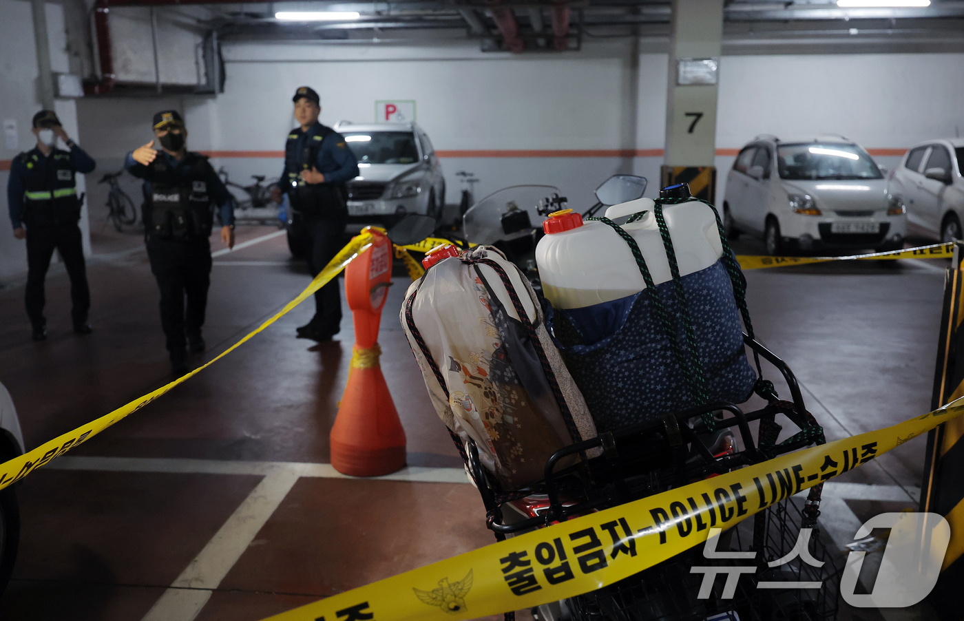 (서울=뉴스1) 박정호 기자 = 21일 서울 관악구 봉천동의 한 아파트에서 화재가 발생, 경찰 과학수사대가 지하 주차장에서 주민 신고로 기름통이 실린 오토바이를 조사하고 있다. 2 …