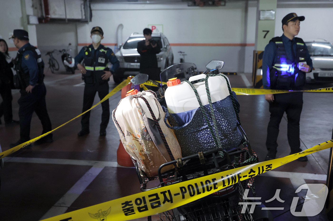 (서울=뉴스1) 박정호 기자 = 21일 서울 관악구 봉천동의 한 아파트에서 화재가 발생, 경찰 과학수사대가 지하 주차장에서 주민 신고로 기름통이 실린 오토바이를 조사하고 있다. 2 …