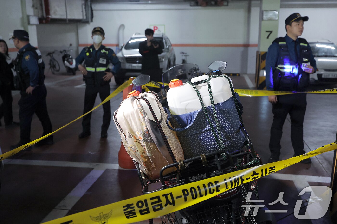 본문 이미지 - 21일 서울 관악구 봉천동의 한 아파트에서 화재가 발생, 경찰 과학수사대가 지하 주차장에서 주민 신고로 기름통이 실린 오토바이를 조사하고 있다. 2025.4.21/뉴스1 ⓒ News1 박정호 기자