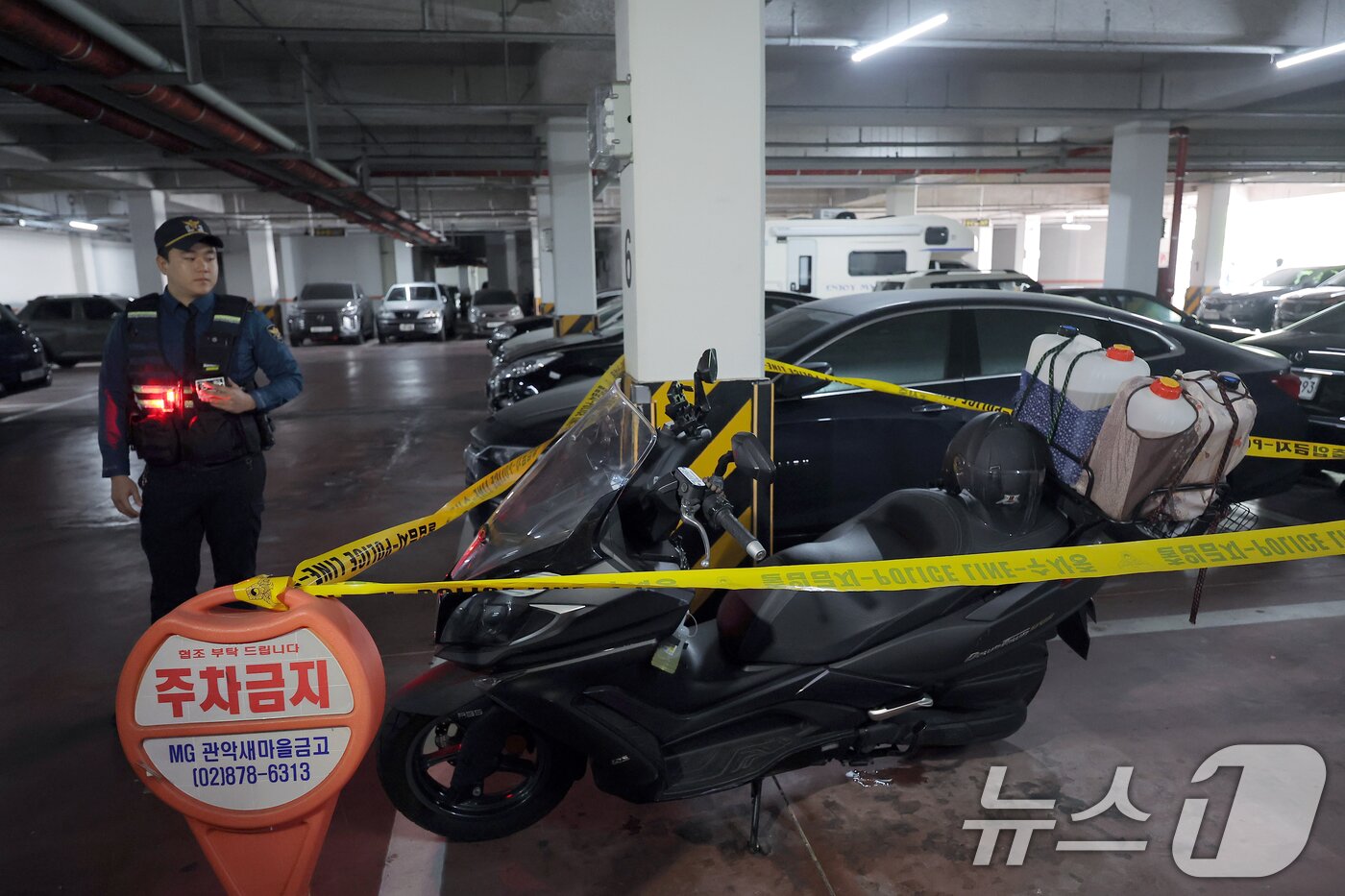 본문 이미지 - 21일 서울 관악구 봉천동의 한 아파트에서 화재가 발생, 경찰 과학수사대가 지하 주차장에서 주민 신고로 기름통이 실린 오토바이를 조사하고 있다. 2025.4.21/뉴스1 ⓒ News1 박정호 기자