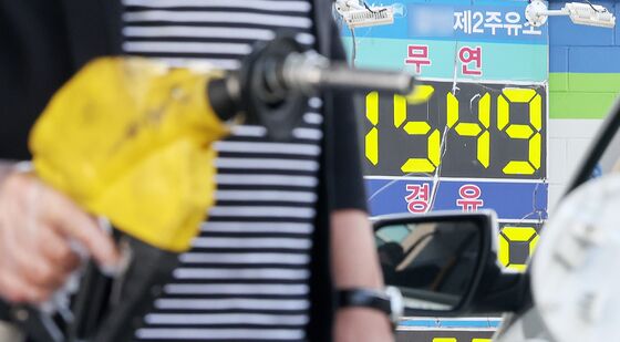 경기 불안·환율 요동…유류세 인하 '15번째 연장' 무게