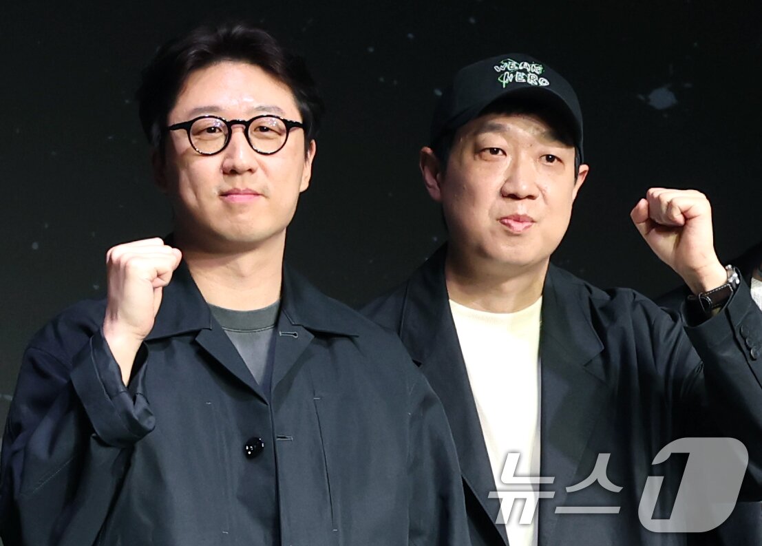 본문 이미지 - 배수민 감독과 한준희 기획총괄(오른쪽)이 21일 서울 마포구 호텔 나루 엠갤러리에서 진행된 넷플릭스 시리즈 '약한영웅 Class 2' 제작발표회에 참석해 포즈를 취하고 있다. ‘약한영웅 Class 2’는 친구를 위해 폭력에 맞섰으나 끝내 지키지 못한 트라우마를 안고 은장고로 전학 간 모범생 연시은이 다시는 친구를 잃을 수 없기에 더 큰 폭력과 맞서면서 벌어지는 처절한 생존기이자 찬란한 성장담을 다룬 학원 액션 성장 드라마다. 2025.4.21/뉴스1 ⓒ News1 권현진 기자