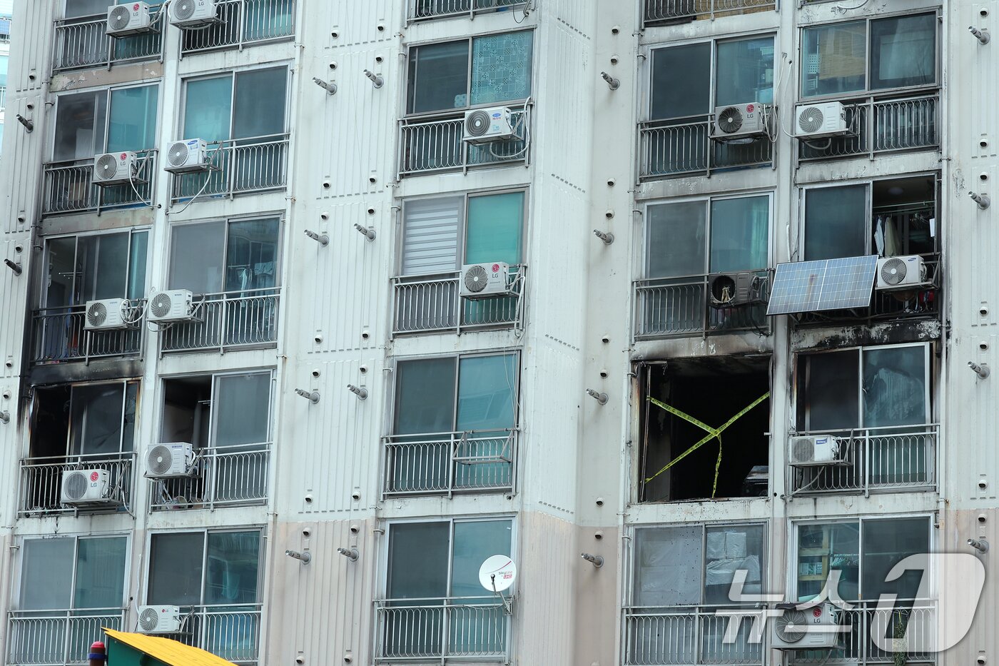 본문 이미지 - 21일 서울 관악구 봉천동의 한 아파트에서 화재가 발생, 진화 작업 후 현장이 검게 그을려 있다. 2025.4.21/뉴스1 ⓒ News1 박정호 기자