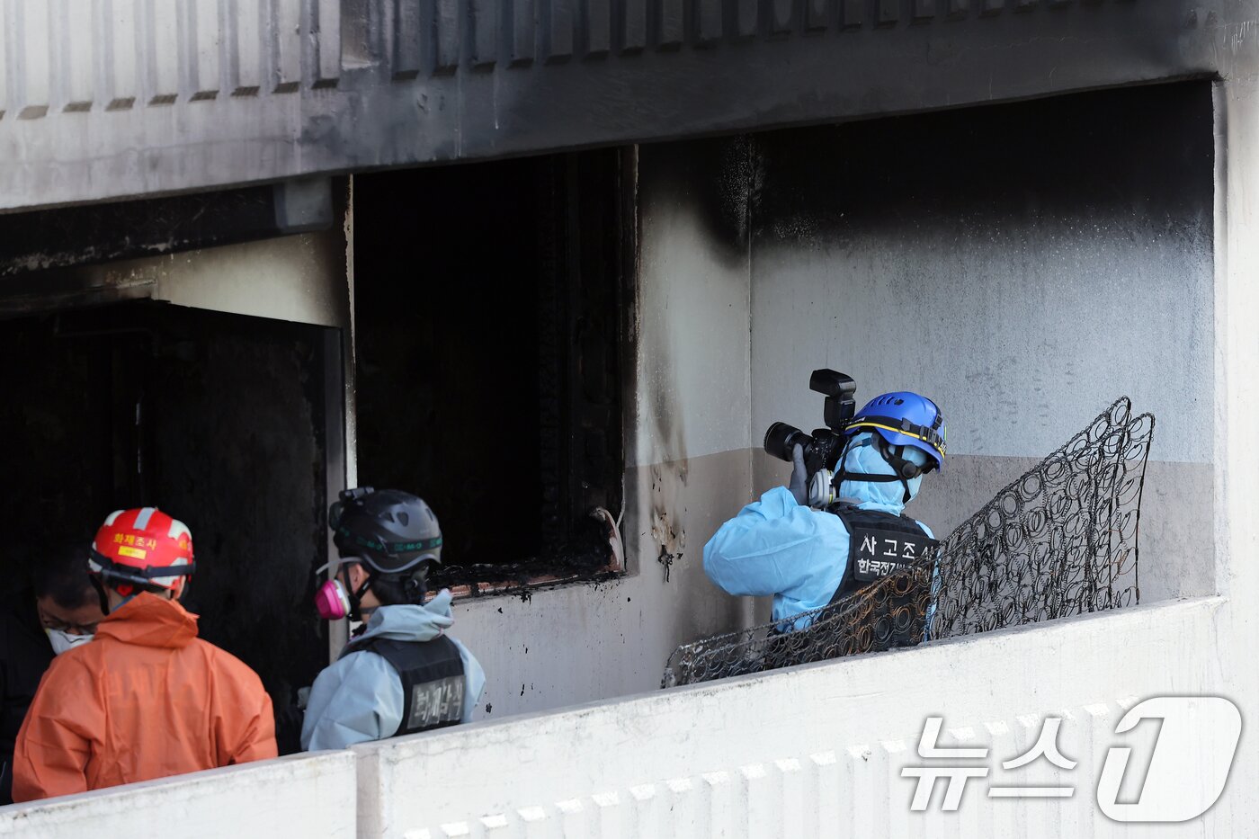 본문 이미지 - 21일 서울 관악구 봉천동의 한 아파트에서 화재가 발생, 소방대원 및 과학수사대, 한국전기안전공사 관계자 등이 진화 작업 후 현장을 확인하고 있다. 2025.4.21/뉴스1 ⓒ News1 박정호 기자