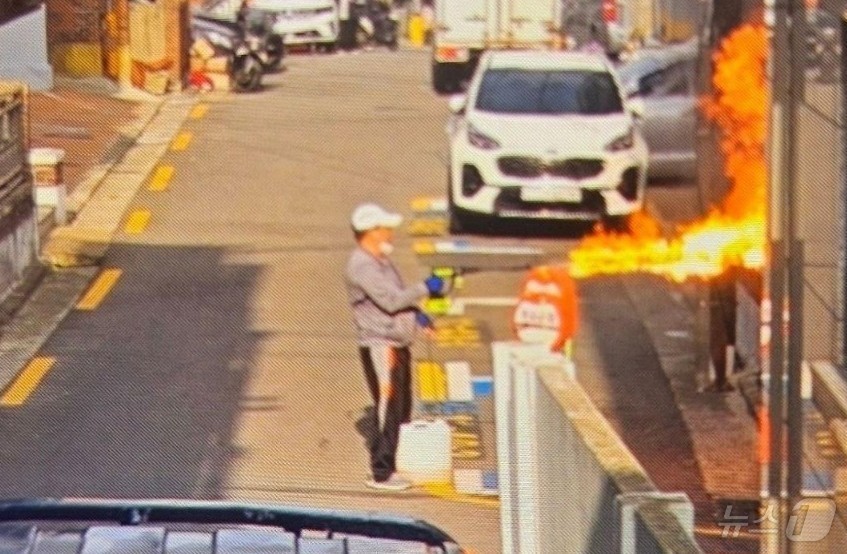 (서울=뉴스1) 김종훈 기자 = 21일 오전 서울 관악구 봉천동에서 60대 남성이 농약살포기를 이용해 건물을 향해 불꽃을 발사하고 있다.(온라인 커뮤니티 갈무리. 재판매 및 DB …