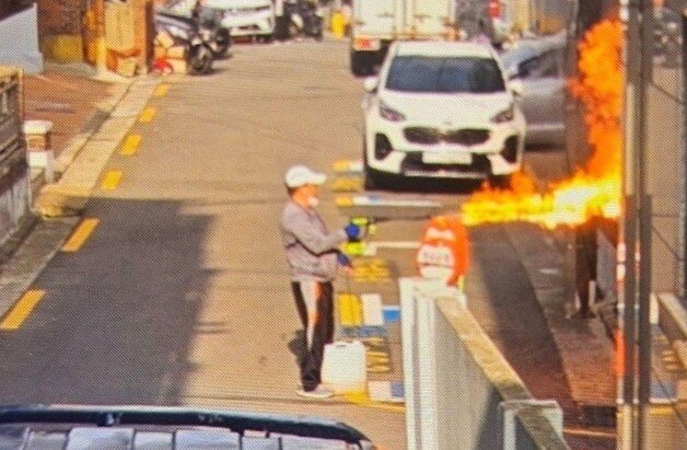 본문 이미지 - 21일 오전 서울 관악구 봉천동에서 60대 남성이 농약살포기를 이용해 건물을 향해 불꽃을 발사하고 있다. &#40;온라인 커뮤니티 갈무리. 재판매 및 DB 금지&#41;