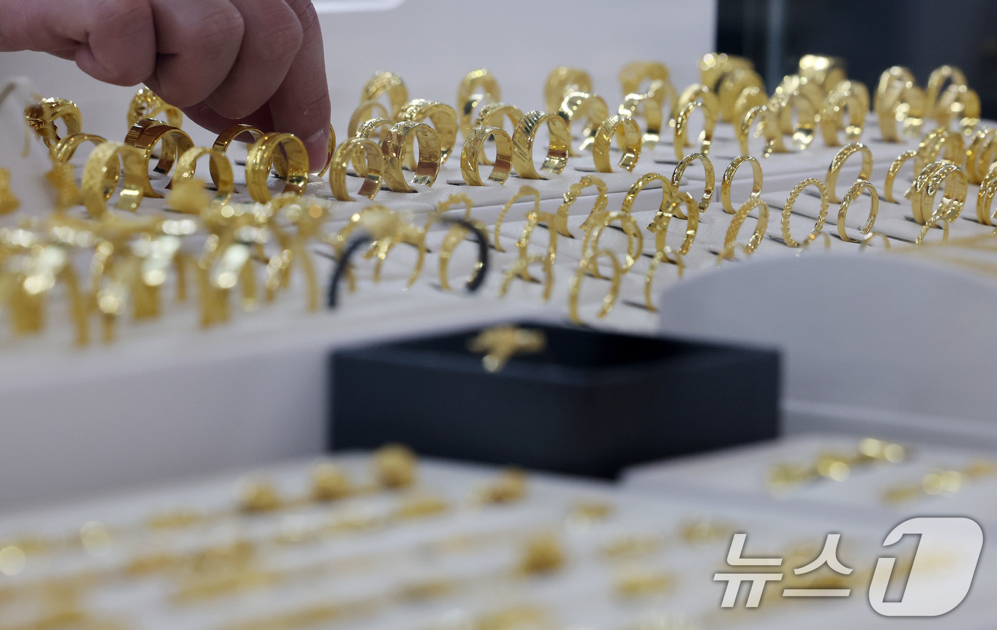 (서울=뉴스1) 이동해 기자 = 21일 서울 종로구 한국금거래소 종로본점에서 직원이 금제품을 정리하고 있다.미국 관세 정책으로 전 세계적인 경기침체 우려가 커지고 있어 안전자산을 …