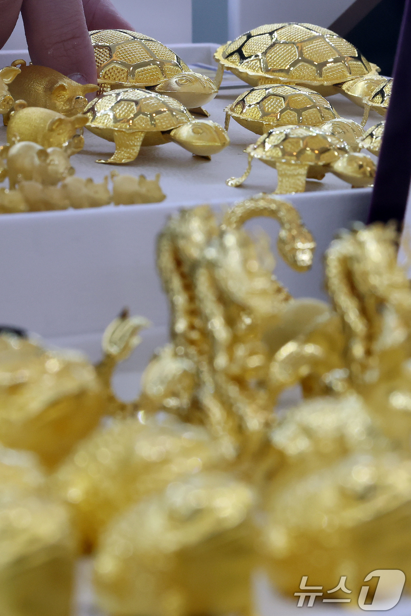 (서울=뉴스1) 이동해 기자 = 21일 서울 종로구 한국금거래소 종로본점에서 직원이 금제품을 정리하고 있다.미국 관세 정책으로 전 세계적인 경기침체 우려가 커지고 있어 안전자산을 …