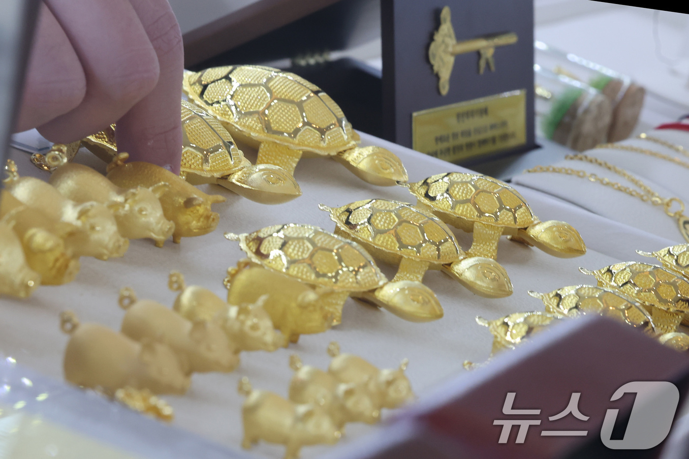 (서울=뉴스1) 이동해 기자 = 21일 서울 종로구 한국금거래소 종로본점에서 직원이 금제품을 정리하고 있다.미국 관세 정책으로 전 세계적인 경기침체 우려가 커지고 있어 안전자산을 …