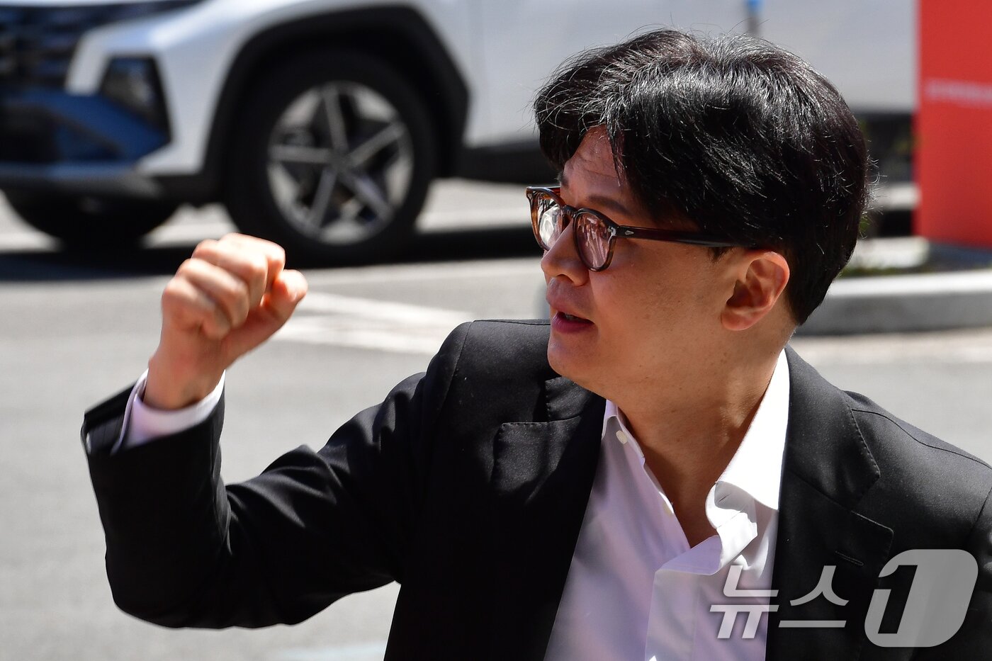 본문 이미지 - 한동훈 국민의힘 대선경선 후보가 21일 오전 2025 APEC 정상회의가 열리는 경북 경주시 화백컨벤션센터를 방문한 자리에서 지지자들의 환호에 주먹을 불끈 쥐고 있다. 2025.4.21/뉴스1 ⓒ News1 최창호 기자