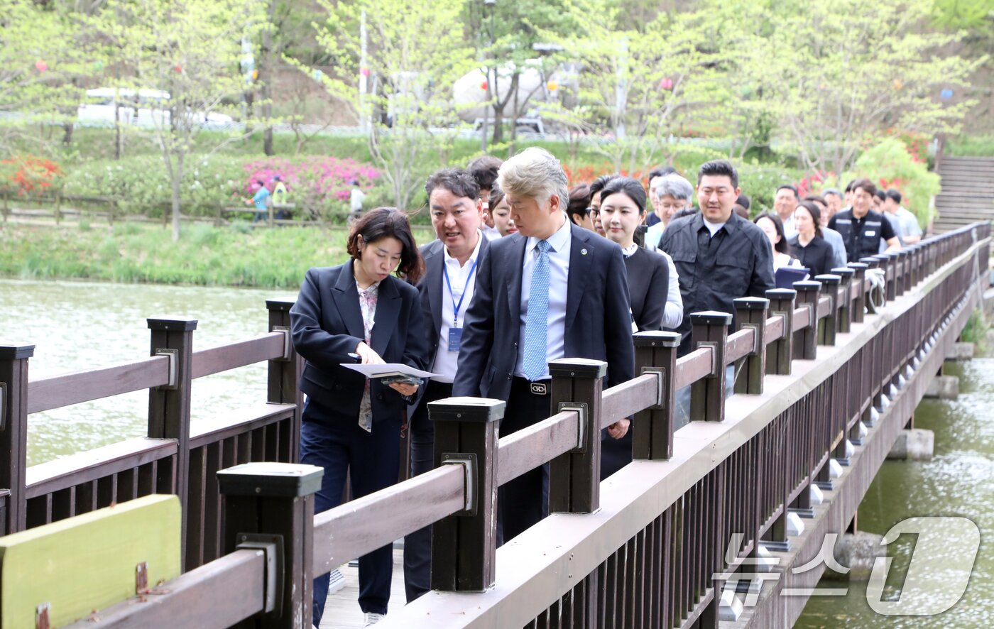 본문 이미지 - 김이강 광주 서구청장이 21일 풍암호수공원 야외무대에서 열린 중앙근린공원&#40;1지구&#41; 언론 현장 간담회에서 현장을 살피고 있다. 2025.4.21/뉴스1 ⓒ News1 이수민 기자