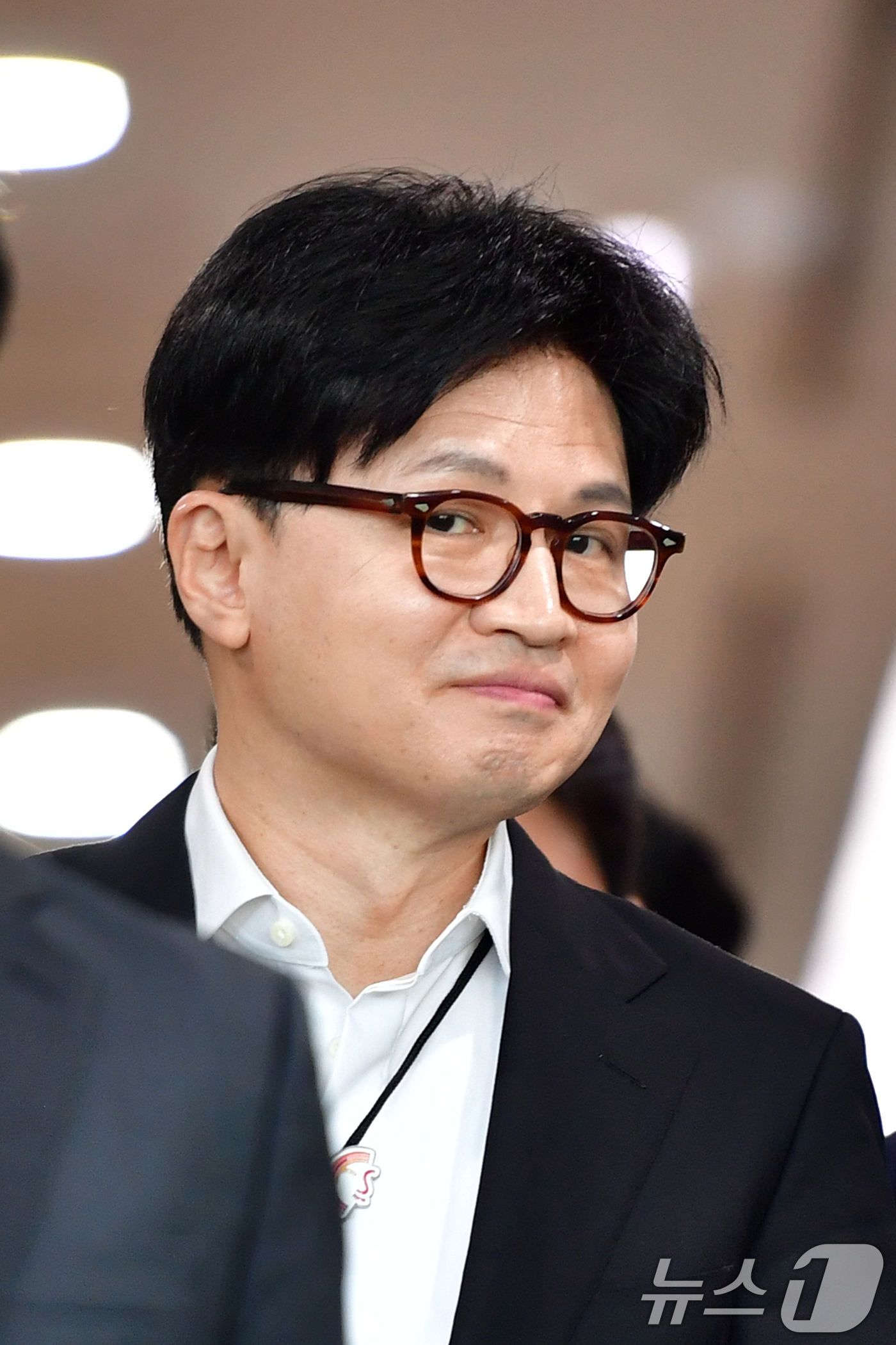 (경주=뉴스1) 최창호 기자 = 한동훈 국민의힘 대선경선 후보가 21일 오전 2025 APEC 정상회의가 열리는 경북 경주시 화백컨벤션센터에서 비공개 간담회를 마친 후 주낙영 경주 …