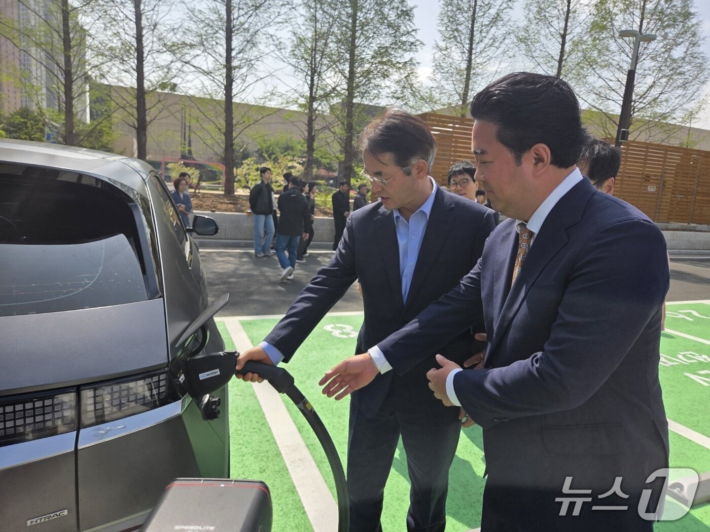 본문 이미지 - 21일 경기 고양 킨텍스 제2전시장 앞에서 열린 &#39;전기차 집중형 급속충전소 개소식&#39;에서 이동환 고양특례시장&#40;왼쪽&#41;과 유대원 브라이트에너지파트너스 전기차충전사업부문 대표가 충전 시설을 직접 시연하고 있다. 2025.4.21/뉴스1 ⓒ 뉴스1 장시온 기자