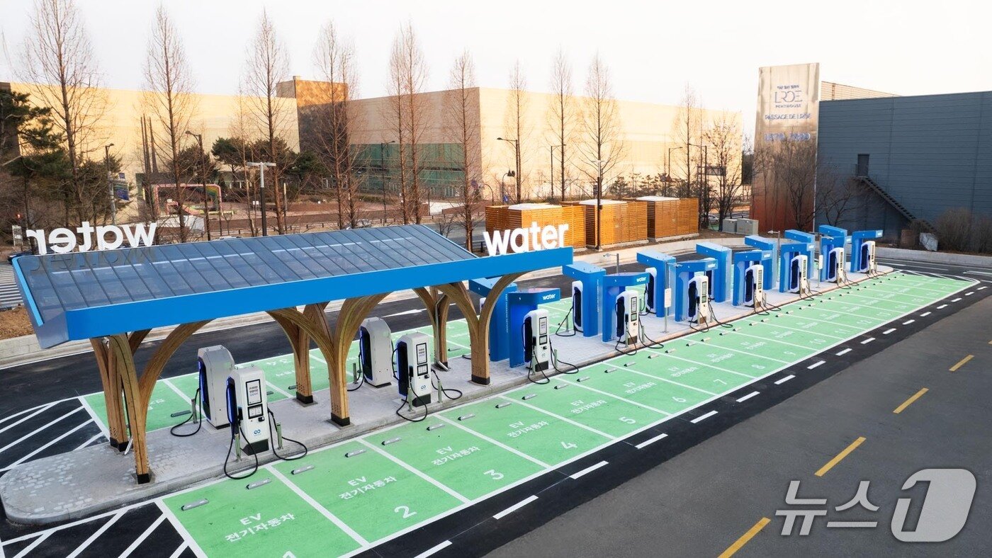 본문 이미지 - 워터가 경기 고양 킨텍스 제2전시장에 200㎾ 급속 충전기 8기와 100㎾ 급속 충전기 38기를 설치하며 국내 최대 규모의 옥외 전기차 급속 충전소를 개소했다. &#40;브라이트에너지파트너스 제공&#41;