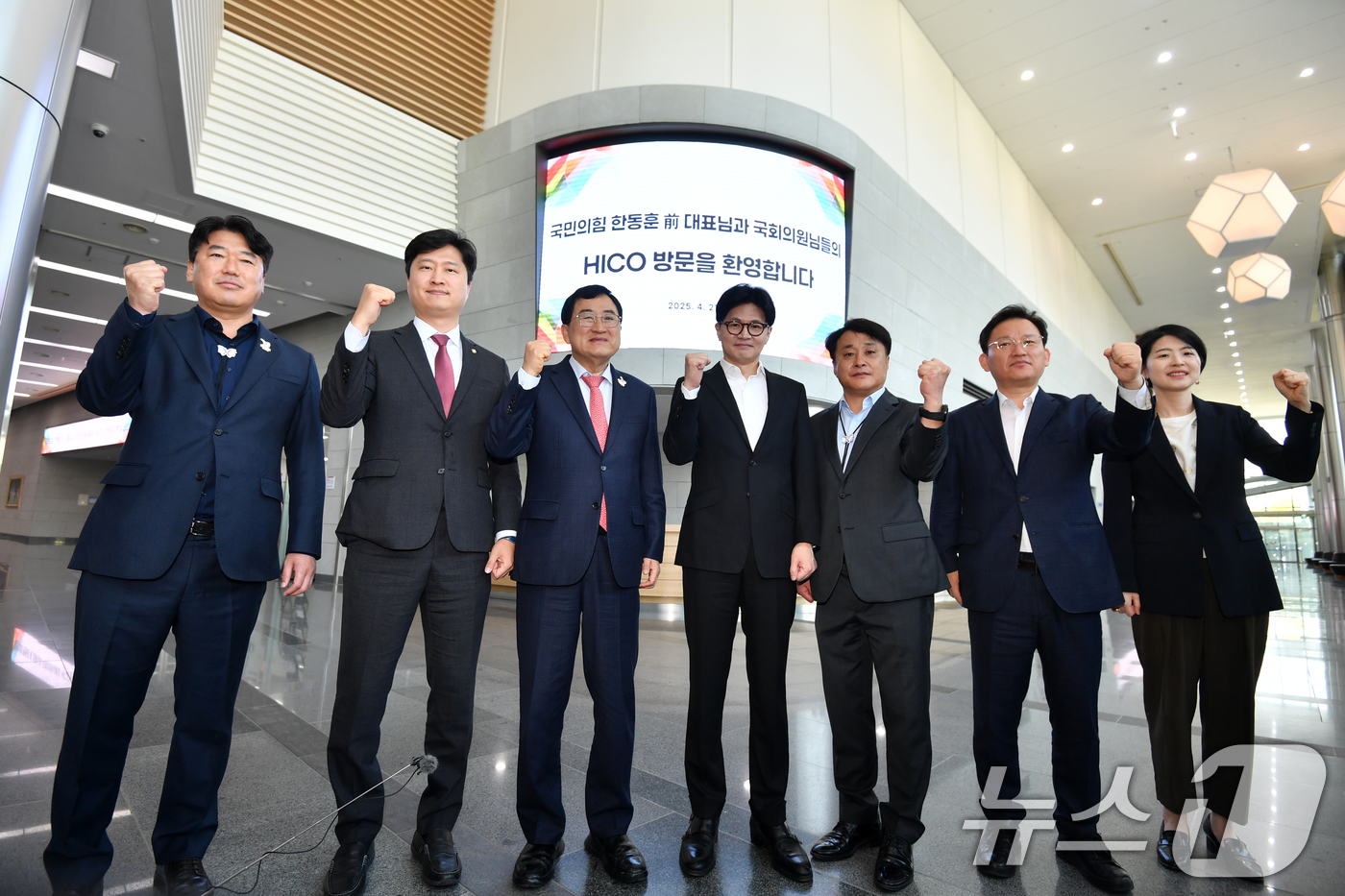 (경주=뉴스1) 최창호 기자 = 한동훈 국민의힘 대선경선 후보가 21일 오전 2025 APEC 정상회의가 열리는 경북 경주시 화백컨벤션센터에서 주낙영 경주시장 등과 함께 정상회의 …