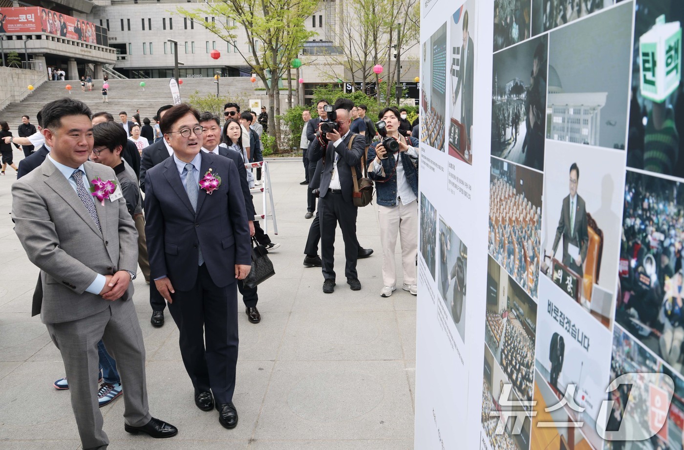(서울=뉴스1) 사진공동취재단 = 이호재 한국사진기자협회장, 우원식 국회의장이 21일 서울 종로구 광화문 광장에서 열린 제61회 한국보도사진전 '순간의 포착, 진실의 기록' 개막식 …