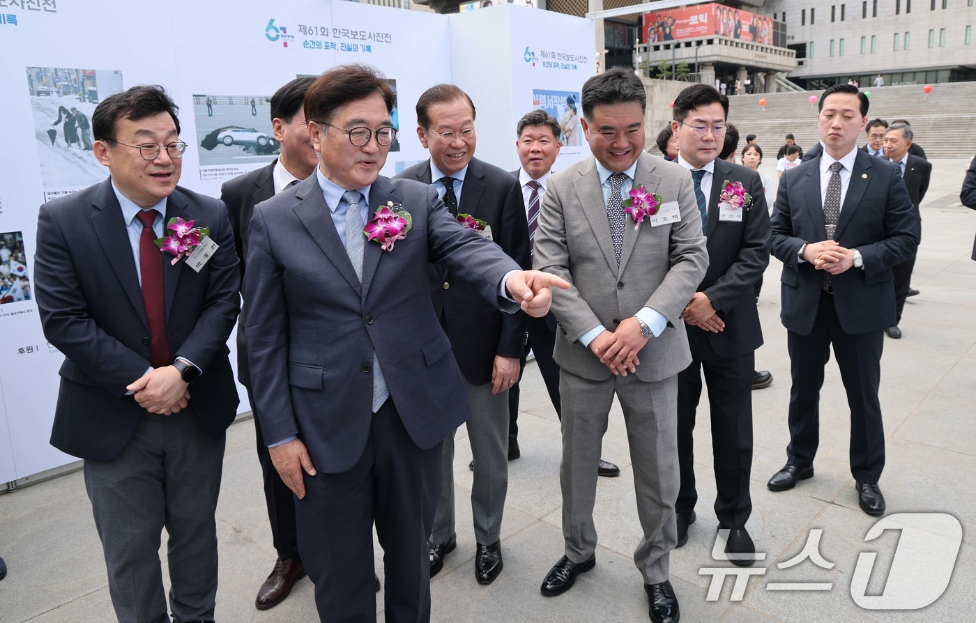 (서울=뉴스1) 사진공동취재단 = 이호재 한국사진기자협회장, 우원식 국회의장, 박찬대 더불어민주당 당대표 직무대행 겸 원내대표, 권영세 국민의힘 비상대책위원장, 오세훈 서울시장 등 …