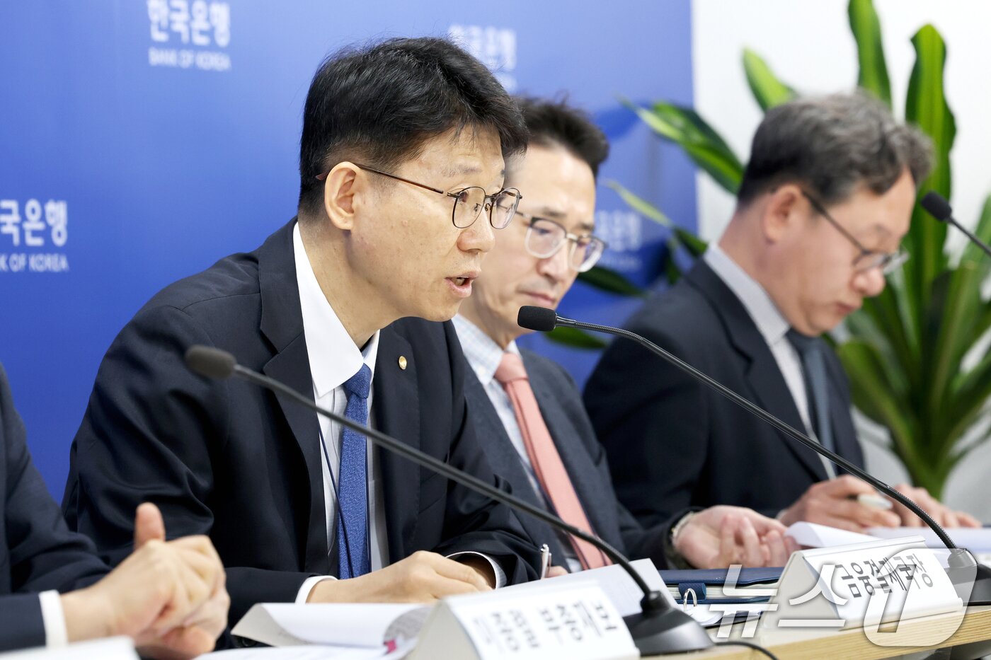 본문 이미지 - 이병목 한국은행 금융결제국장이 21일 2024년 지급결제보고서 설명회에서 말하고 있다. /뉴스1