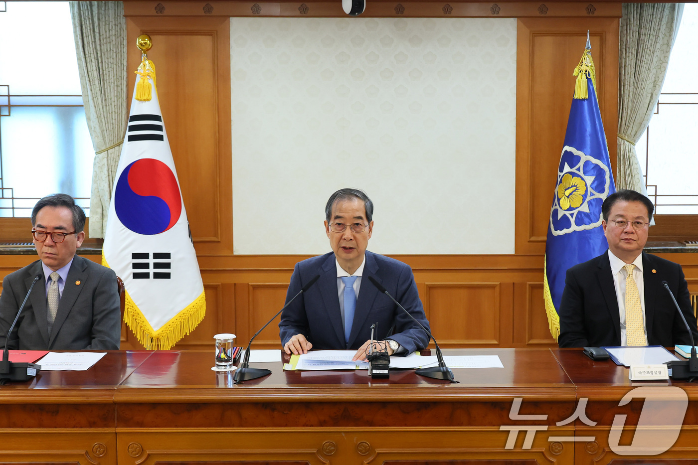 (서울=뉴스1) 임세영 기자 = 한덕수 대통령 권한대행 국무총리가 21일 서울 종로구 정부서울청사에서 열린 경제안보전략 TF 회의에서 발언하고 있다. (총리실 제공, 재판매 및 D …