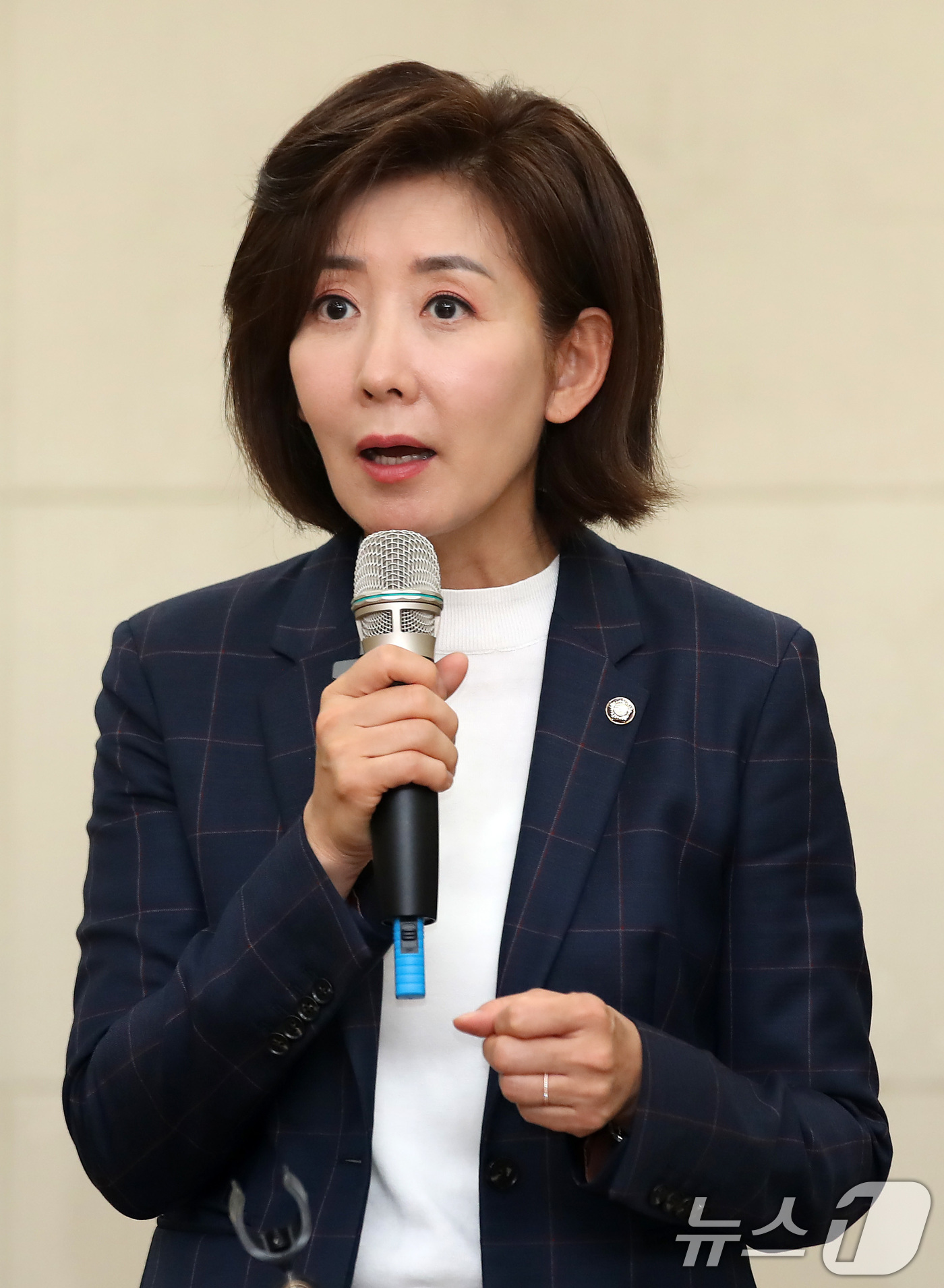 (대구=뉴스1) 공정식 기자 = 나경원 국민의힘 대선 경선 후보가 21일 오후 대구시의회에서 열린 기자간담회에서 발언하고 있다. 2025.4.21/뉴스1
