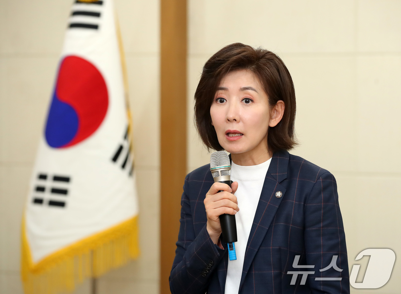 (대구=뉴스1) 공정식 기자 = 나경원 국민의힘 대선 경선 후보가 21일 오후 대구시의회에서 열린 기자간담회에서 발언하고 있다. 2025.4.21/뉴스1