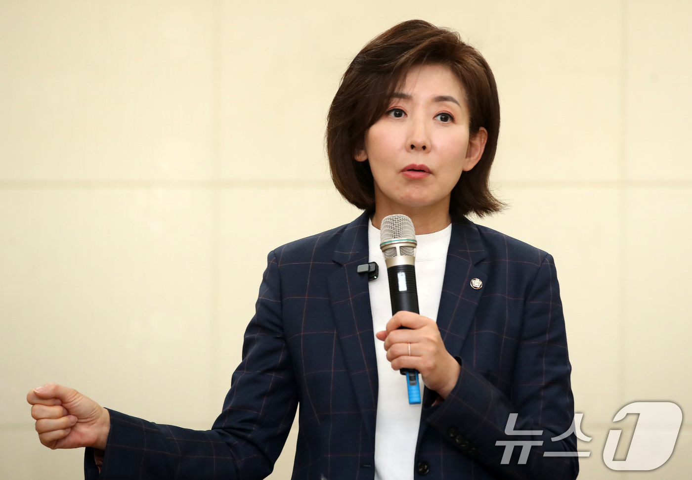 (대구=뉴스1) 공정식 기자 = 나경원 국민의힘 대선 경선 후보가 21일 오후 대구시의회에서 열린 기자간담회에서 발언하고 있다. 2025.4.21/뉴스1