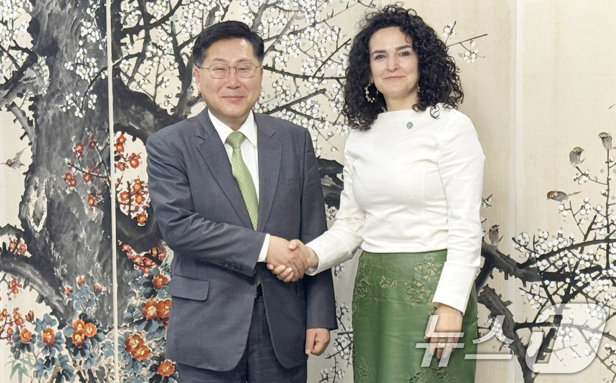 (서울=뉴스1) = 최지영 기획재정부 국제경제관리관이 21일 서울 종로구 정부서울청사에서 마팔다 두아르테 녹색기후기금 사무총장과 면담에 앞서 기념 촬영을 하고 있다. (기획재정부 …