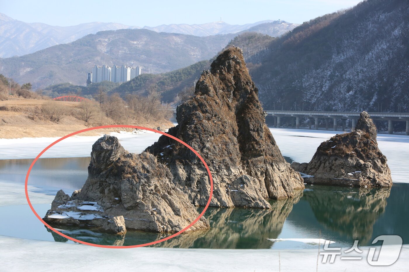 본문 이미지 - 도담삼봉 세 봉우리 중 하나인 첩봉(빨간 원)의 물속 아래 지점에서 암석 3분의 1가량이 깎였다는 주장이 제기됐다.2025.3.9./뉴스1 ⓒ News1 손도언 기자