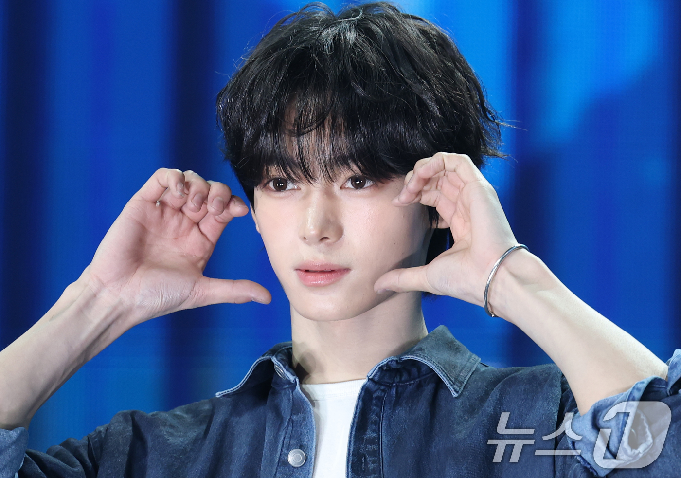 (서울=뉴스1) 권현진 기자 = 그룹 투어스(TWS)의 한진이 21일 오후 서울 용산구 한남동 블루스퀘어에서 가진 세 번째 미니앨범 'TRY WITH US' 발매 기념 쇼케이스에 …