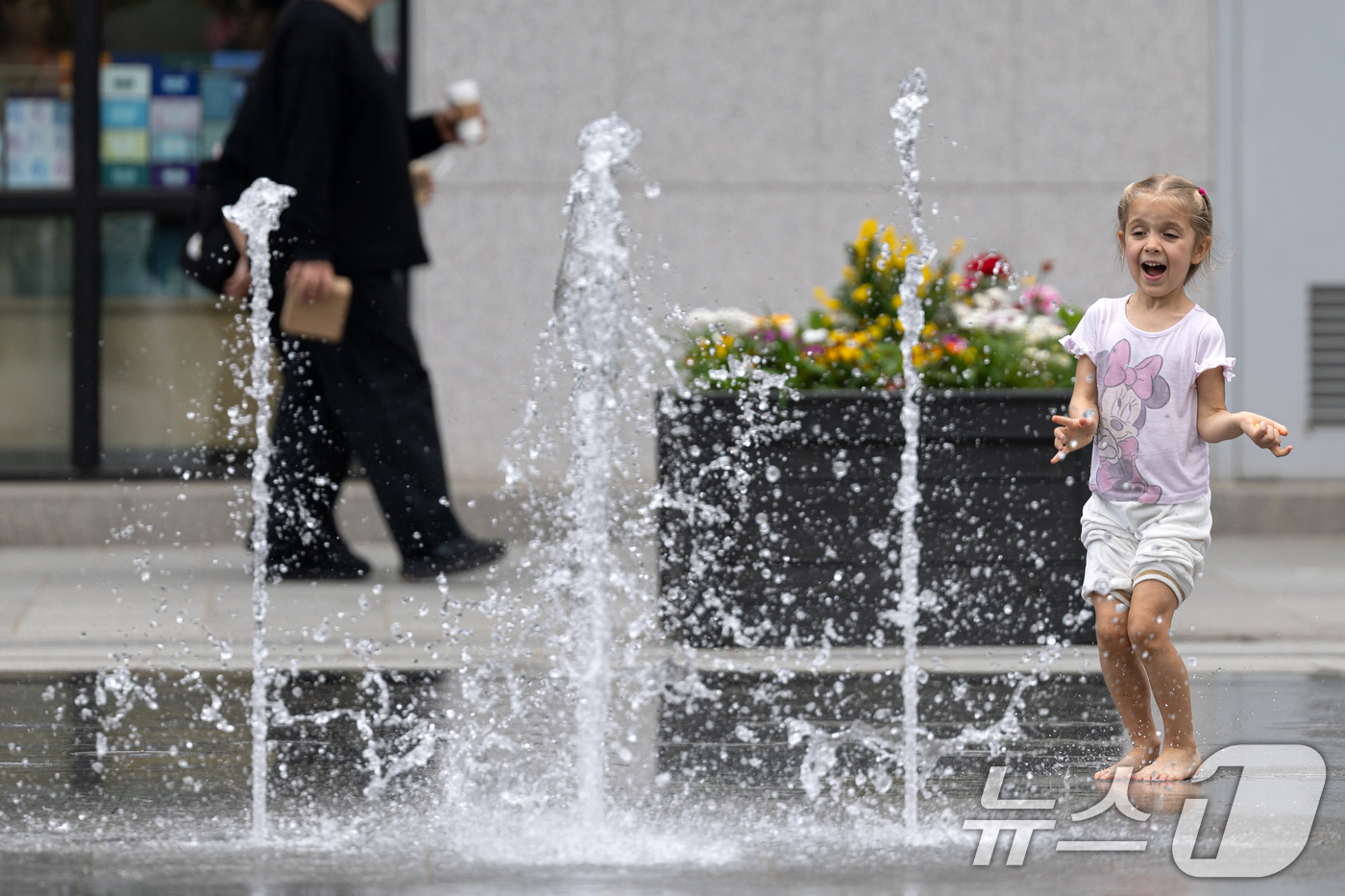 (서울=뉴스1) 이승배 기자 = 서울 낮 최고기온이 26도를 기록하는 등 초여름 날씨를 보인 21일 서울 세종대로 광화문광장 바닥분수에서 외국인 어린이가 더위를 식히고 있다. 20 …
