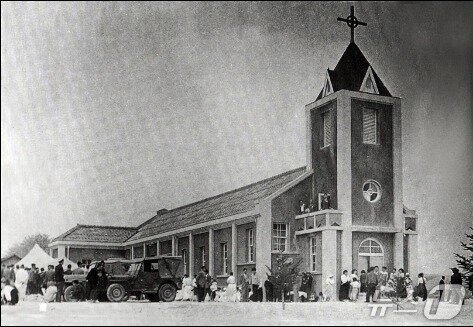 본문 이미지 - 1955년 주문진성당 완공 당시 모습.(강릉시 제공, 재판매 및 DB 금지) 2025.4.21/뉴스1