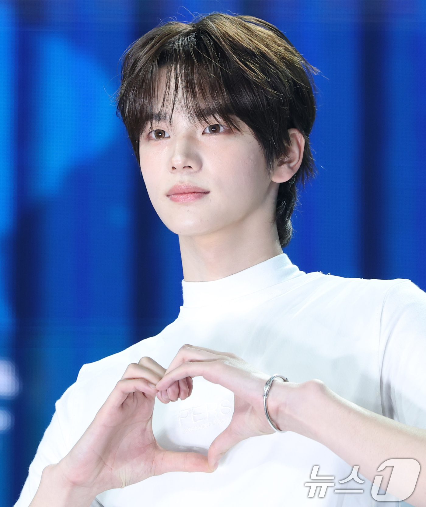 (서울=뉴스1) 권현진 기자 = 그룹 투어스(TWS)의 신유가 21일 오후 서울 용산구 한남동 블루스퀘어에서 가진 세 번째 미니앨범 'TRY WITH US' 발매 기념 쇼케이스에 …