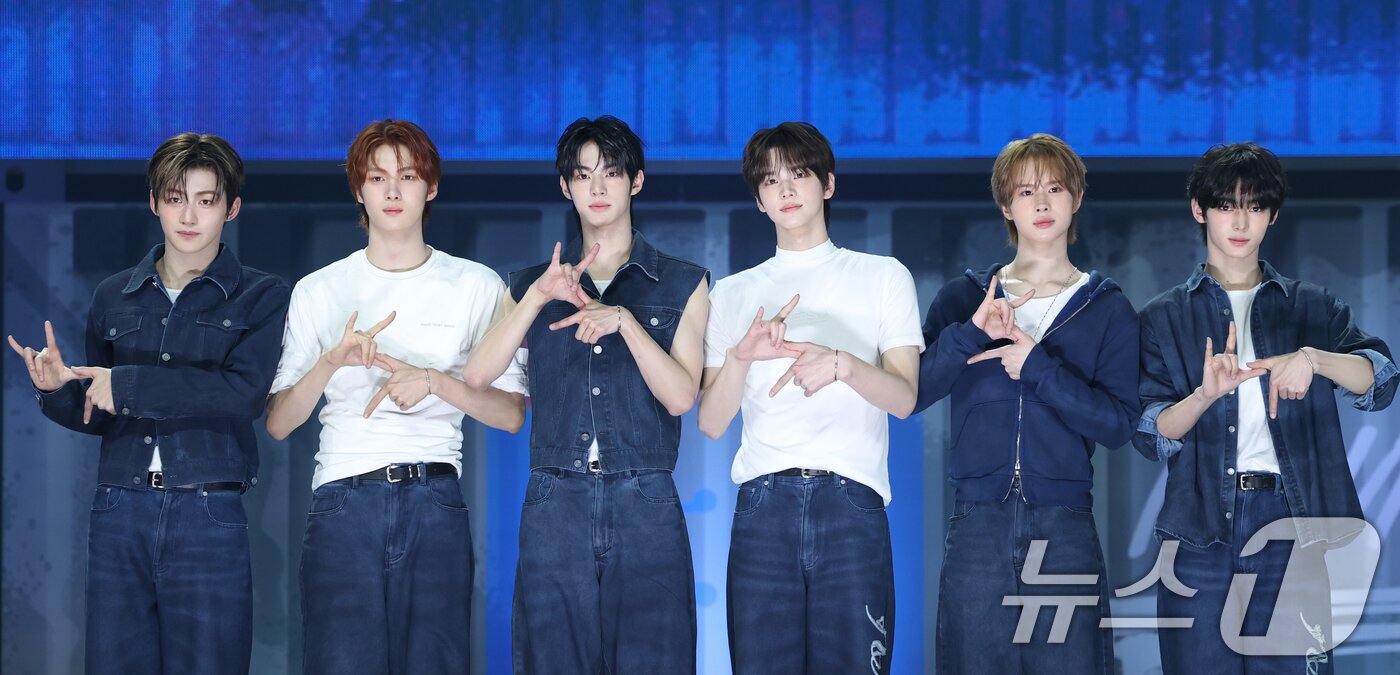 본문 이미지 - 그룹 투어스(TWS)의 지훈(왼쪽부터)과 영재, 도훈, 신유, 경민, 한진이 21일 오후 서울 용산구 한남동 블루스퀘어에서 가진 세 번째 미니앨범 'TRY WITH US' 발매 기념 쇼케이스에 참석해 포즈를 취하고 있다. 2025.4.21/뉴스1 ⓒ News1 권현진 기자
